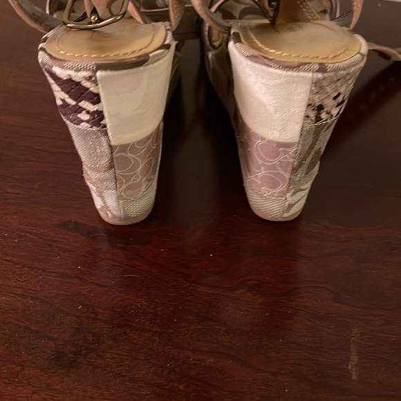 COACH  SHORES SIZE 7.5 - Picture 4 of 16